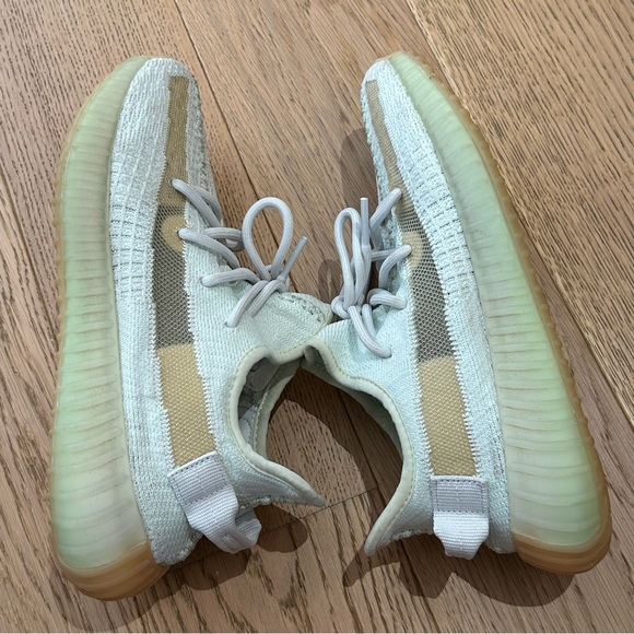 Yeezy Boost 350 v2 Hyperspace - Picture 6 of 13
